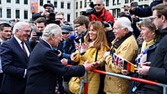König Charles und Bundespräsident Steinmeier begrüßen Schaulustige