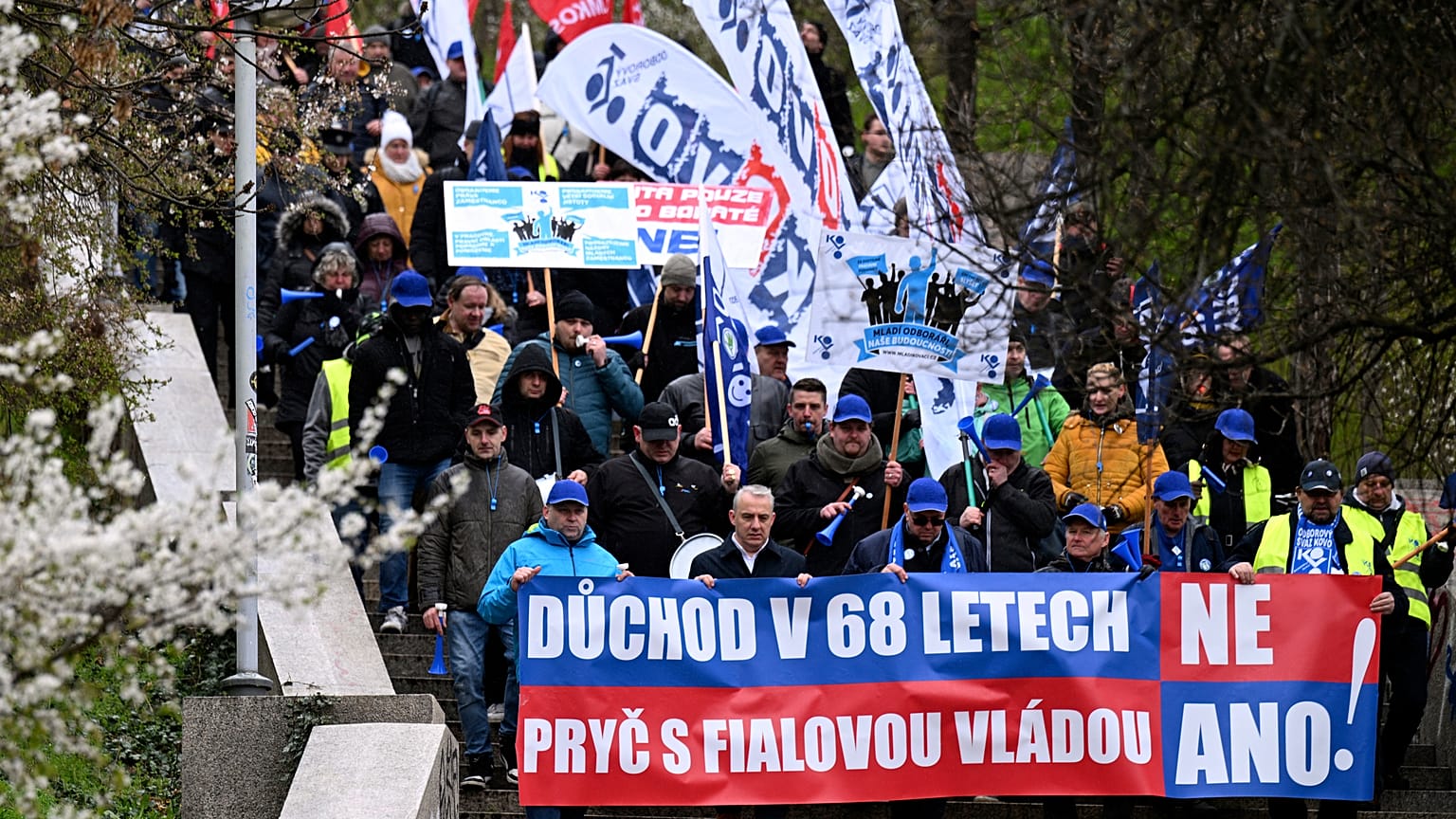 Около 2000 рабочих протестуют в Праге против запланированной чешским правительством реформы пенсионной системы.