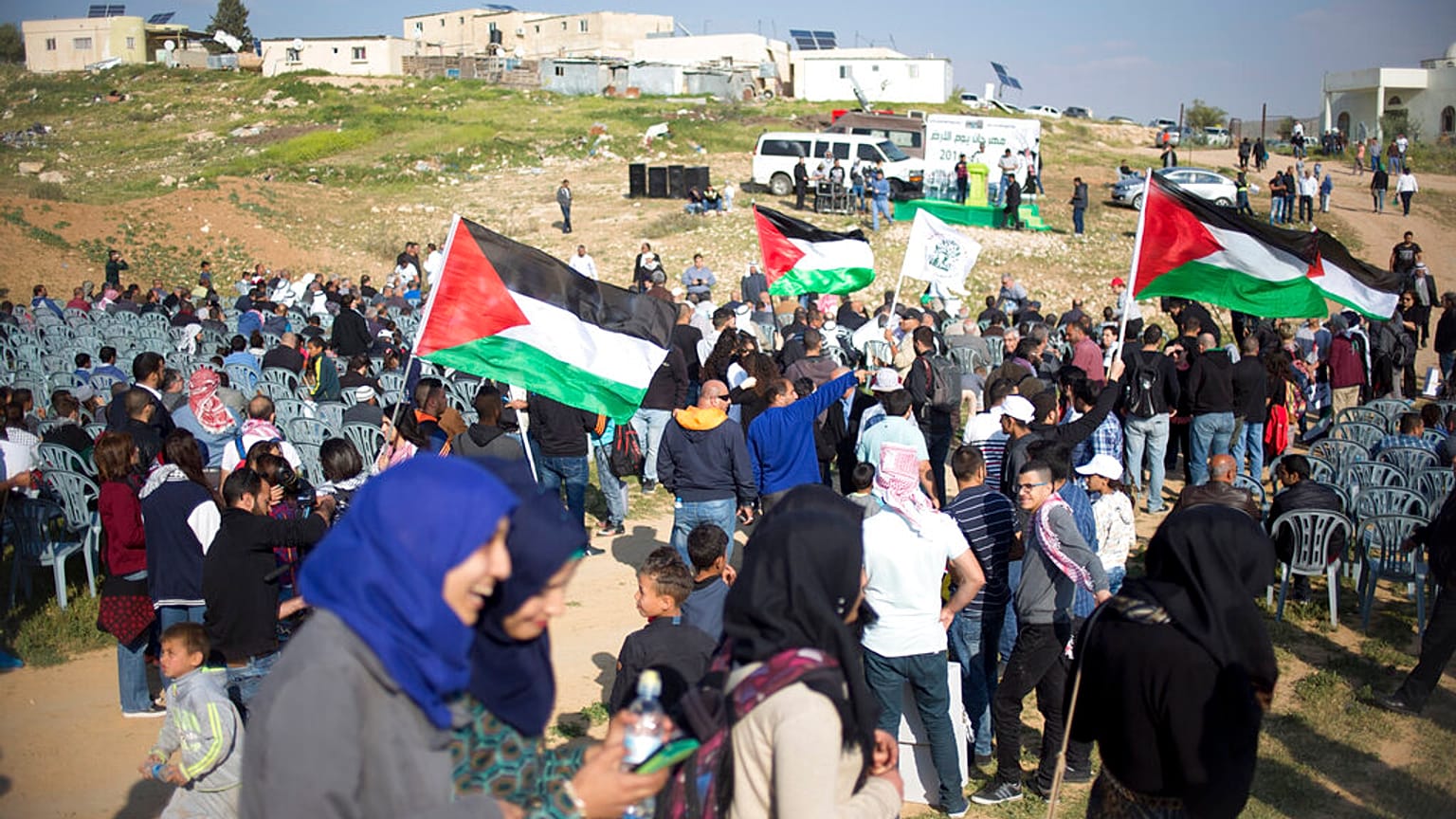 صورة من الارشيف- بدو عرب إسرائيل يلوحون بالأعلام الفلسطينية خلال مسيرة لإحياء ذكرى يوم الأرض.