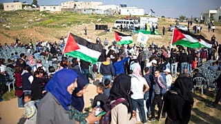 صورة من الارشيف- بدو عرب إسرائيل يلوحون بالأعلام الفلسطينية خلال مسيرة لإحياء ذكرى يوم الأرض.