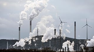 Olajfinomító és széntüzelésű erőmű a németországi Gelsenkirchenben 2023. március 6-án