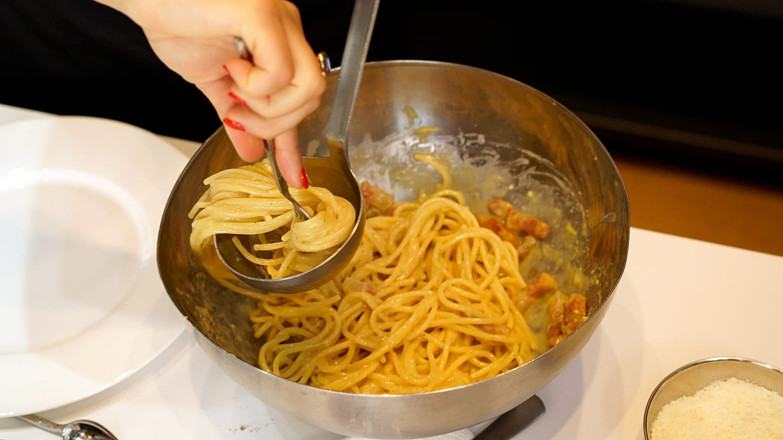The traditional Carbonara dish, whose five ingredients accompanying the pasta are pork cheek, pecorino cheese, egg, salt and pepper. 