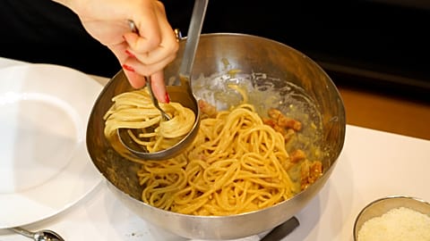 The traditional Carbonara dish, whose five ingredients accompanying the pasta are pork cheek, pecorino cheese, egg, salt and pepper. 