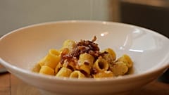 Un plat de pâtes carbonara servi dans un restaurant de Rome