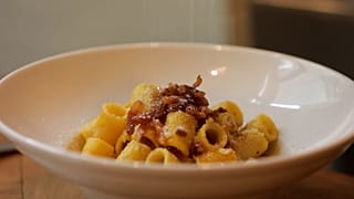 Un plat de pâtes carbonara servi dans un restaurant de Rome