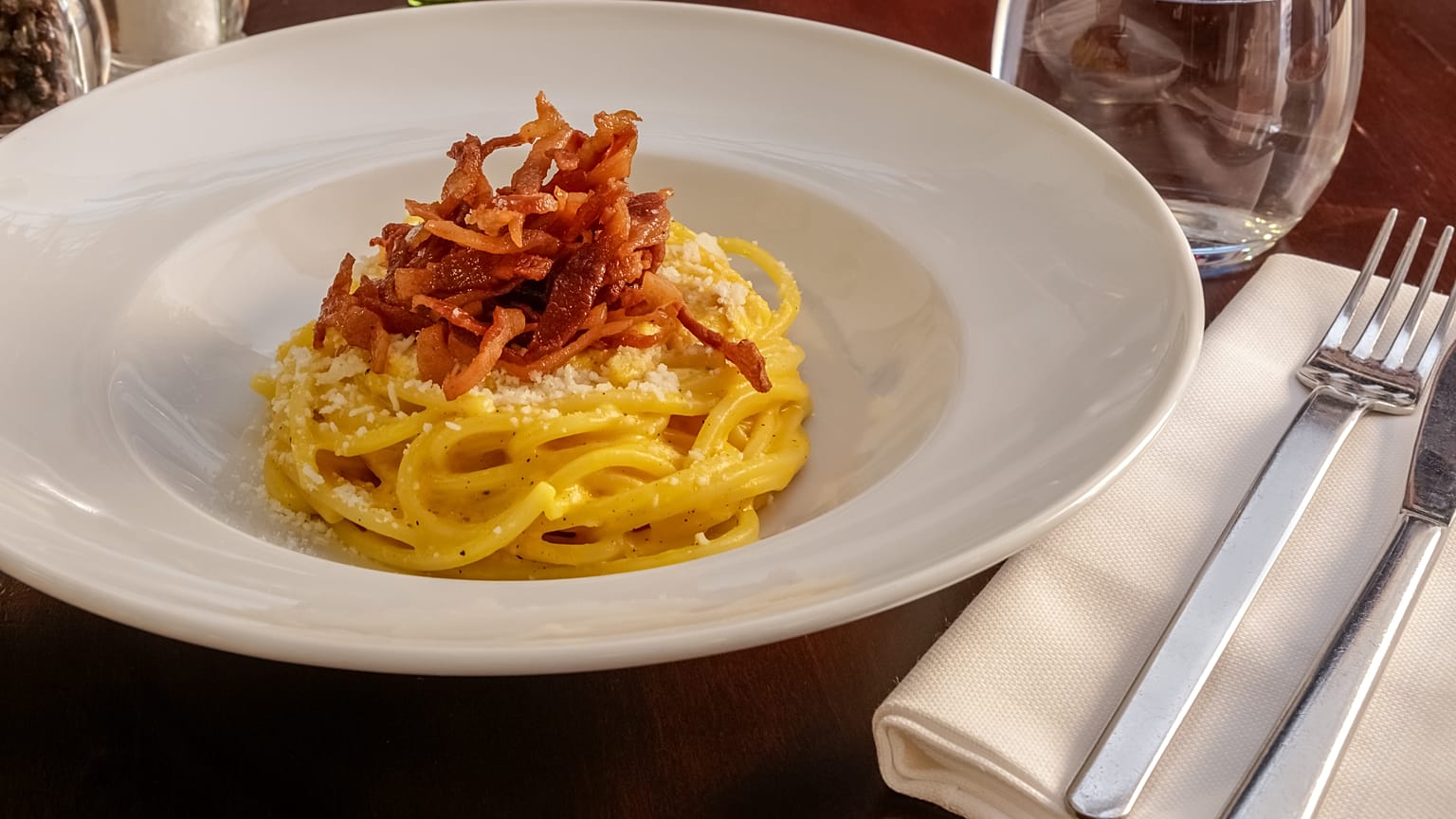 In die "echte" Carbonara kommen außer der Pasta nur drei Zutaten: Eigelb, Guanciale und Pecorino.