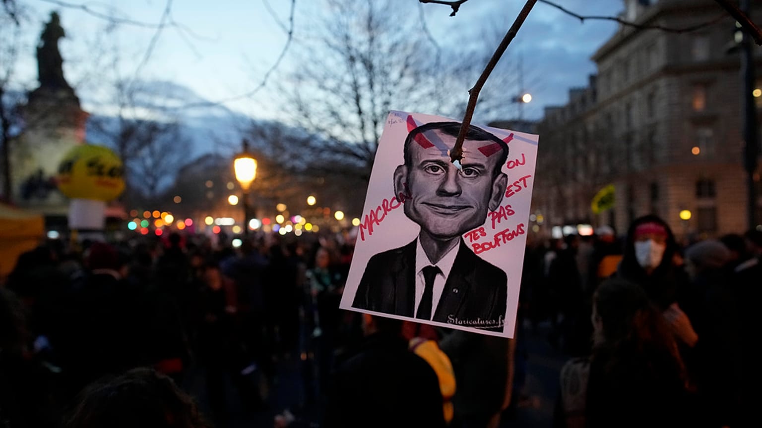 21 Mart'taki gösterilerde "Macron, biz senin soytarın değiliz" yazılı bir pankart 