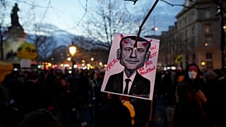 21 Mart'taki gösterilerde "Macron, biz senin soytarın değiliz" yazılı bir pankart 