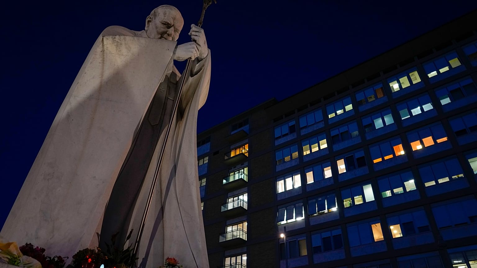 Statue de Jean-Paul II au premier devant l'hôpital Agostino Gemelli à Rome, où le pape François a été admis le 29 mars pour traiter des problèmes respiratoires.