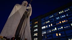 Statue de Jean-Paul II au premier devant l'hôpital Agostino Gemelli à Rome, où le pape François a été admis le 29 mars pour traiter des problèmes respiratoires.