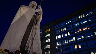 Statue de Jean-Paul II au premier devant l'hôpital Agostino Gemelli à Rome, où le pape François a été admis le 29 mars pour traiter des problèmes respiratoires.