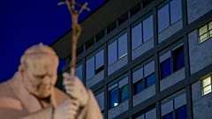 Eine Statue des verstorbenen Papstes Johannes Paul II. vor dem Krankenhaus Gemelli in Rom
