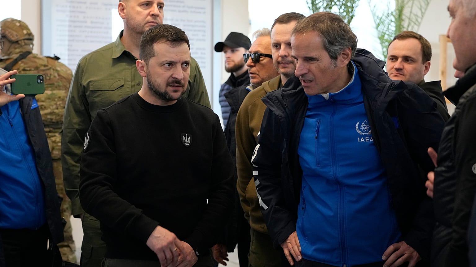 El presidente Volodímir Zelenski se reúne con el director del OIEA, Rafael Grossi, durante una visita a la central de Zaporiyia, Ucrania, el 27 de marzo de 2023.