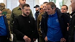 El presidente Volodímir Zelenski se reúne con el director del OIEA, Rafael Grossi, durante una visita a la central de Zaporiyia, Ucrania, el 27 de marzo de 2023.