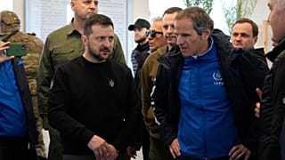 El presidente Volodímir Zelenski se reúne con el director del OIEA, Rafael Grossi, durante una visita a la central de Zaporiyia, Ucrania, el 27 de marzo de 2023.
