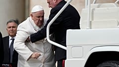 Papa Francis haftalık dua sonrası arabasına bindi.