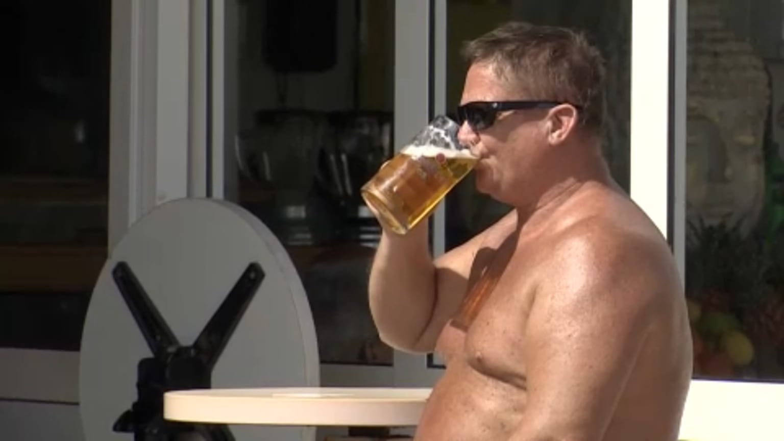 Nyári meleg Spanyolországban. Jól csúszik a sör