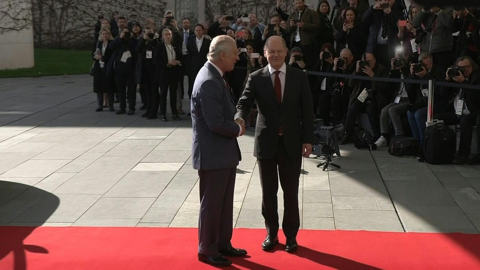 Il re inglese Carlo III in compagnia del cancelliere tedesco Olaf Sholz