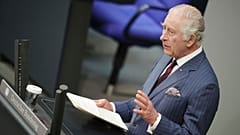 König Charles III im Bundestag in Berlin - er spricht Deutsch