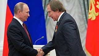Archív felvétel: az orosz elnök, Vlagyimir Putyin 2016-ban kitüntette Szergej Roldugin csellistát