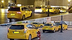 Tilosban várakozó taxik a Mátyás-templom előtt