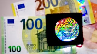 Bankjegyeket vizsgálnak az Európai Központi Bankban - Magyarországra csak később érkezhetnek
