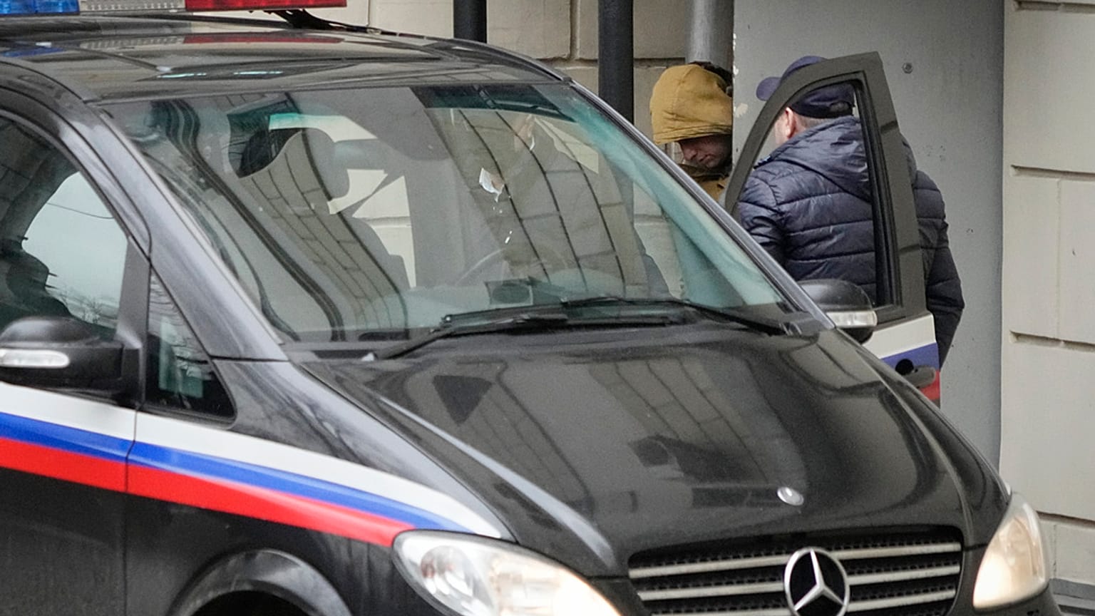 Обвиняемого сажают в автомобиль спецслужб у здания Лефортовского суда после слушаний об аресте Гершковича