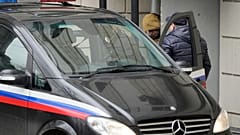 Evan Gershkovich (mit Kapuze) beim Verlassen des Moskauer Gerichts am 30.03.2023