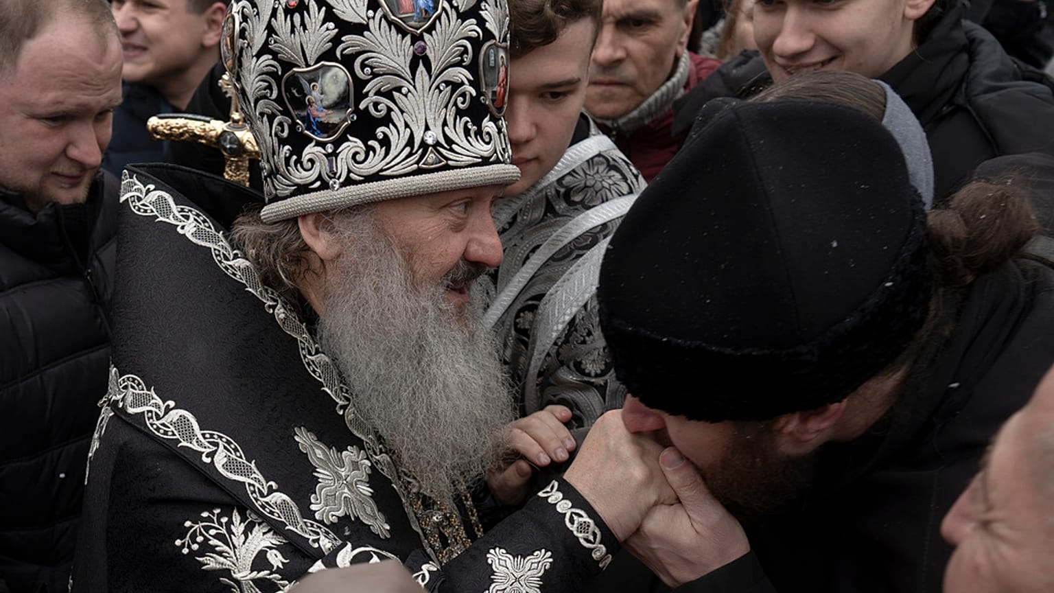 Ein Priester der ukrainisch-orthodoxen Kirche segnet Gemeindemitglieder im Kiewer Klosterkomplex Pechersk Lavra in Kiew