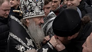 Ein Priester der ukrainisch-orthodoxen Kirche segnet Gemeindemitglieder im Kiewer Klosterkomplex Pechersk Lavra in Kiew