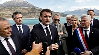 Macron ante el embalse de Savines le Lac que refleja los efectos de la sequía