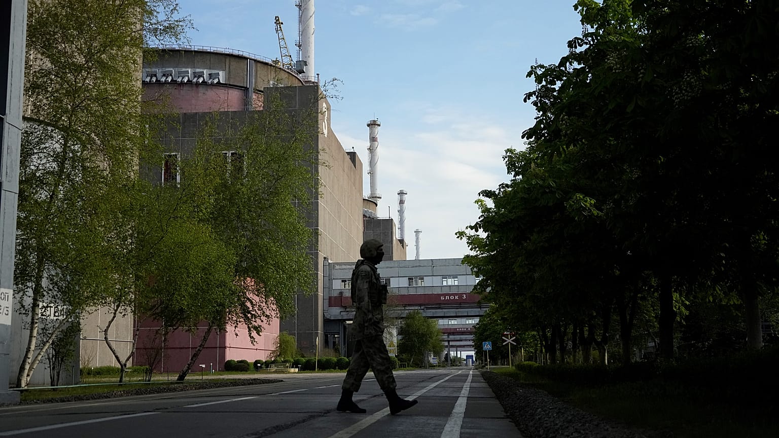 Un soldado ruso patrulla en la zona de la central nuclear ucraniana de Zaporiyia.