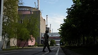Un soldado ruso patrulla en la zona de la central nuclear ucraniana de Zaporiyia.