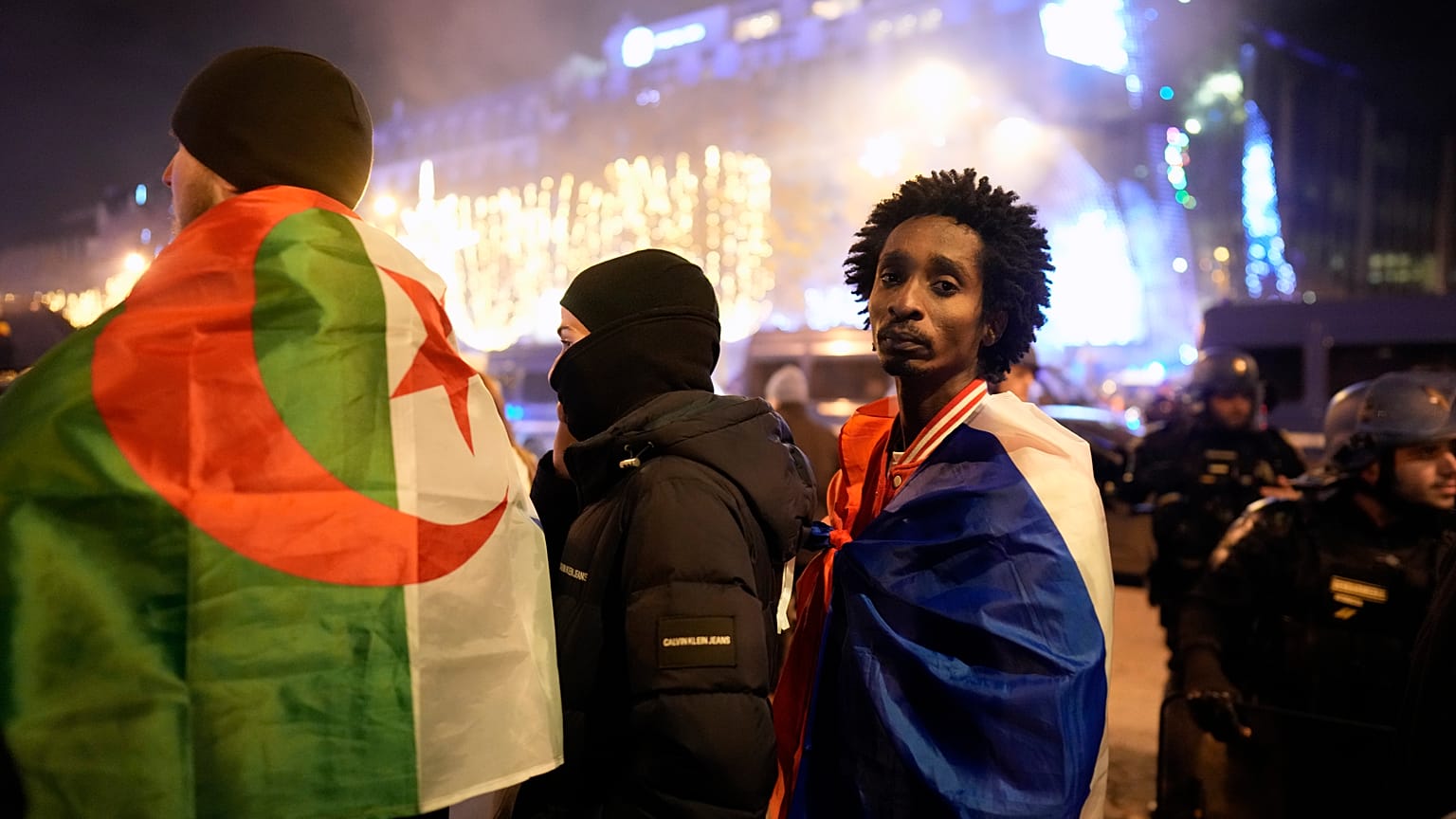 احتفالات لفرنسيين من اصول مختلفة على جادة الشانزيليزيه