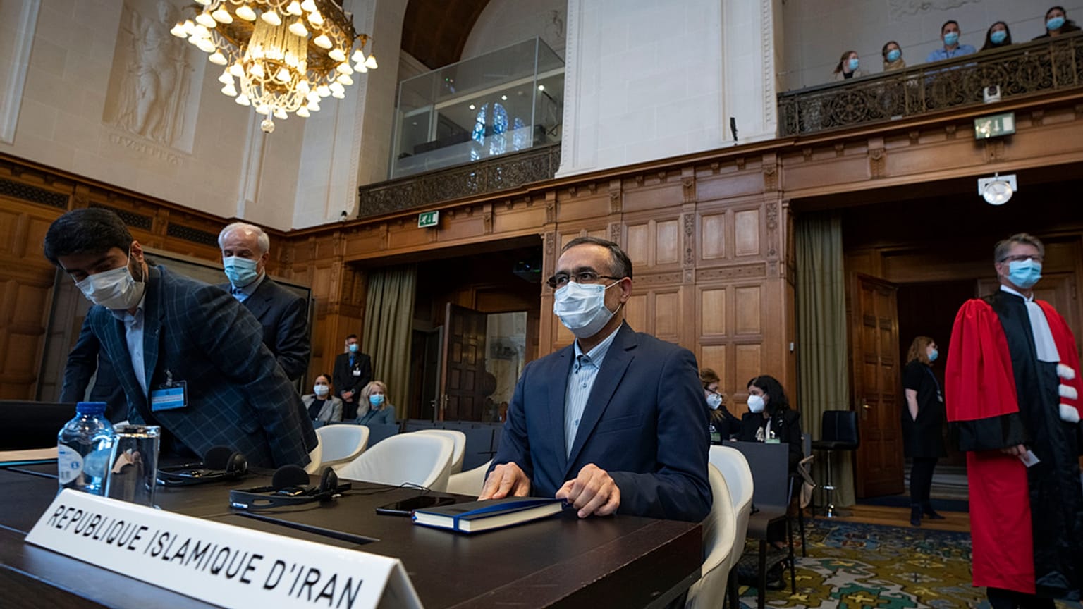 Tavakol Habibzadeh, Vertreter der Anklage auf der iranischen Seiten im Gerichtssaal in Den Haag, 30. März 2023