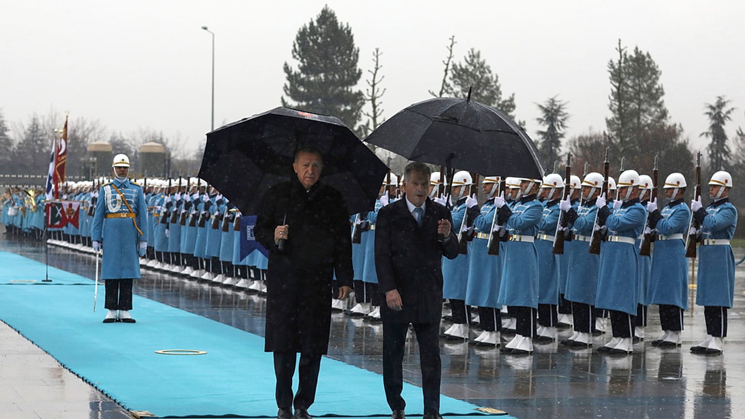 Der türkische Präsident Recep Tayyip Erdogan und der finnische Präsident Sauli Niinisto inspizieren eine militärische Ehrengarde in Ankara, Türkei, Freitag, 17. März 2023.