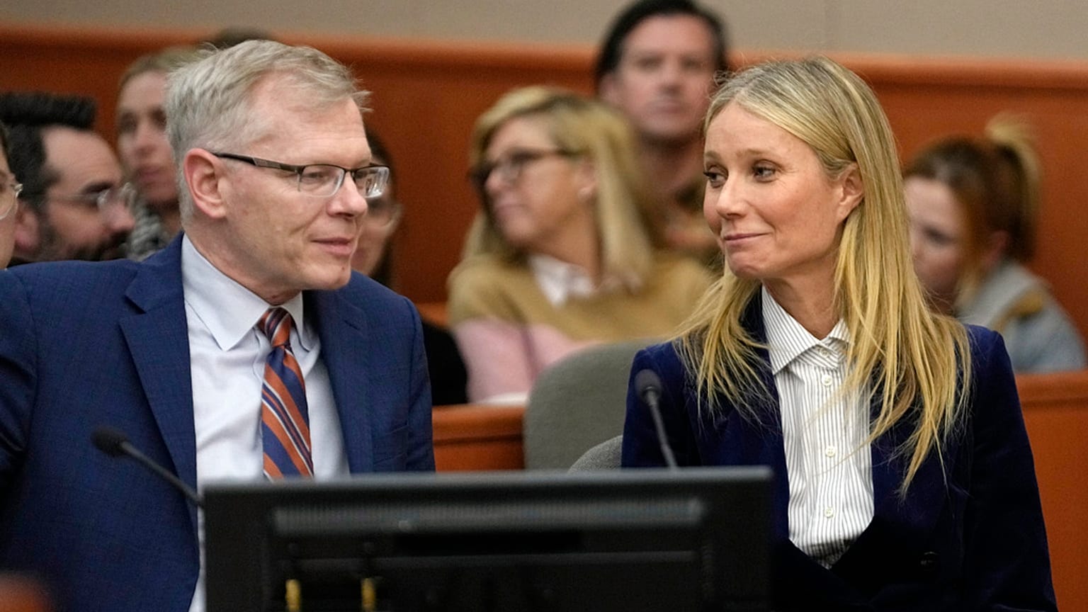 Gwyneth Paltrow sorri junto ao advogado depois da leitura do veredito