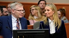 Gwyneth Paltrow sorri junto ao advogado depois da leitura do veredito