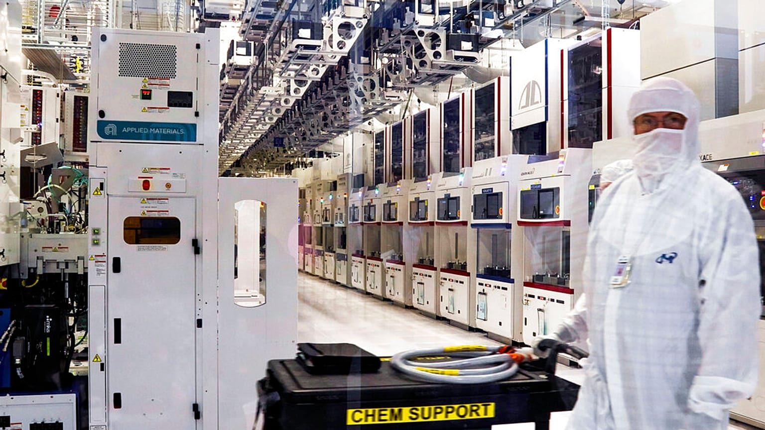 Neredeyse tüm elektronik cihazlarda kullanılan çipler yüksek teknoloji gerektiren makinelerde üretiliyor