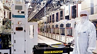 Neredeyse tüm elektronik cihazlarda kullanılan çipler yüksek teknoloji gerektiren makinelerde üretiliyor
