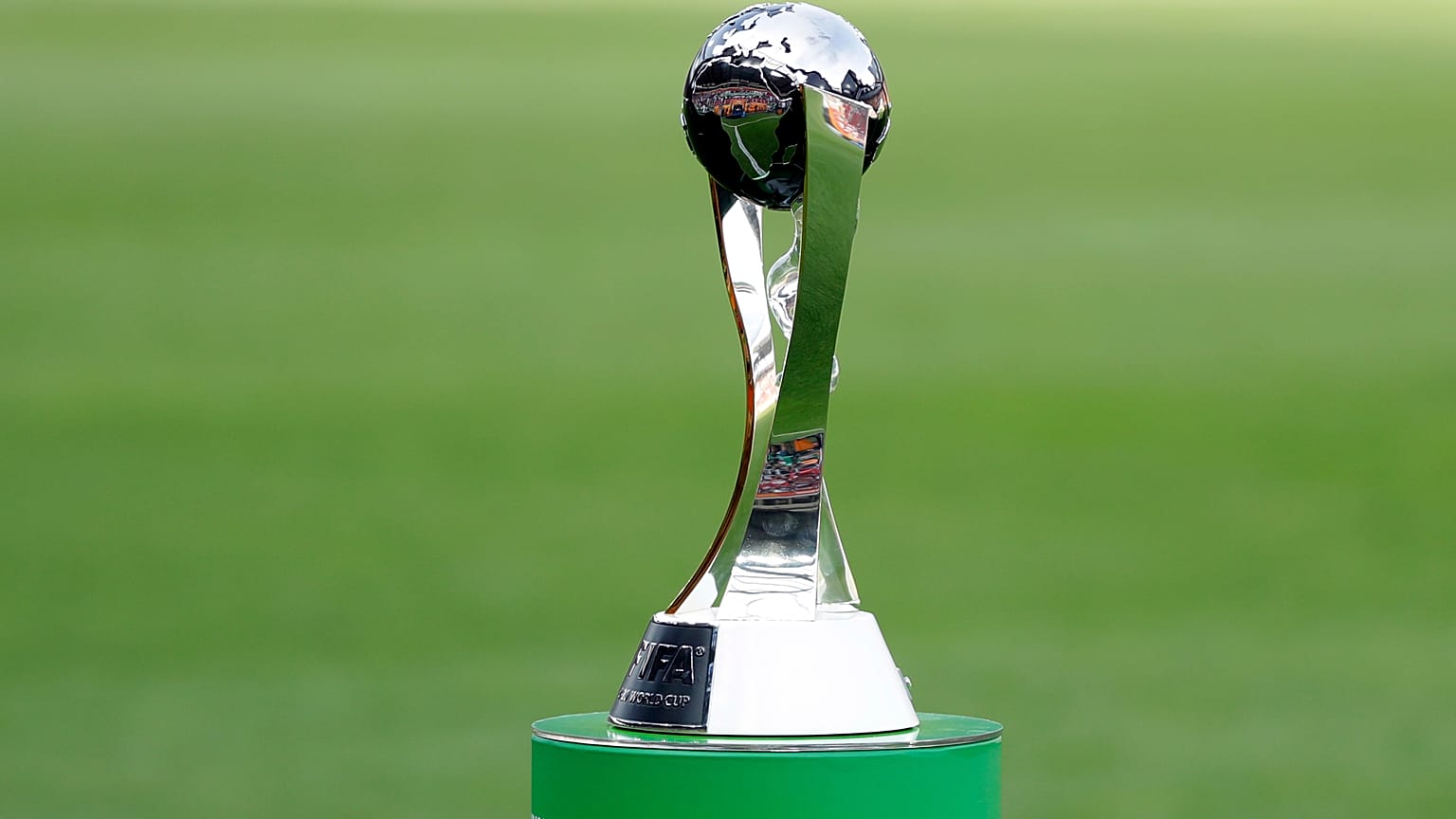 الكأس معروضة على أرض الملعب قبل المباراة النهائية بين أوكرانيا وكوريا الجنوبية في كأس العالم لكرة القدم تحت 20 سنة في لودز، بولندا. 2019/06/15