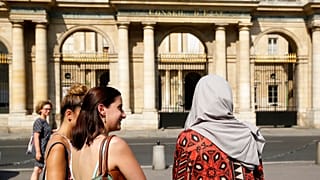 Fransa'da yüksek mahkemenin başörtüsü kararı sonrası bekleyen kadınlar (arşiv)