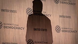 Az amerikai külügyminiszter, Antony Blinken árnyéka a Demokrácia Csúcson