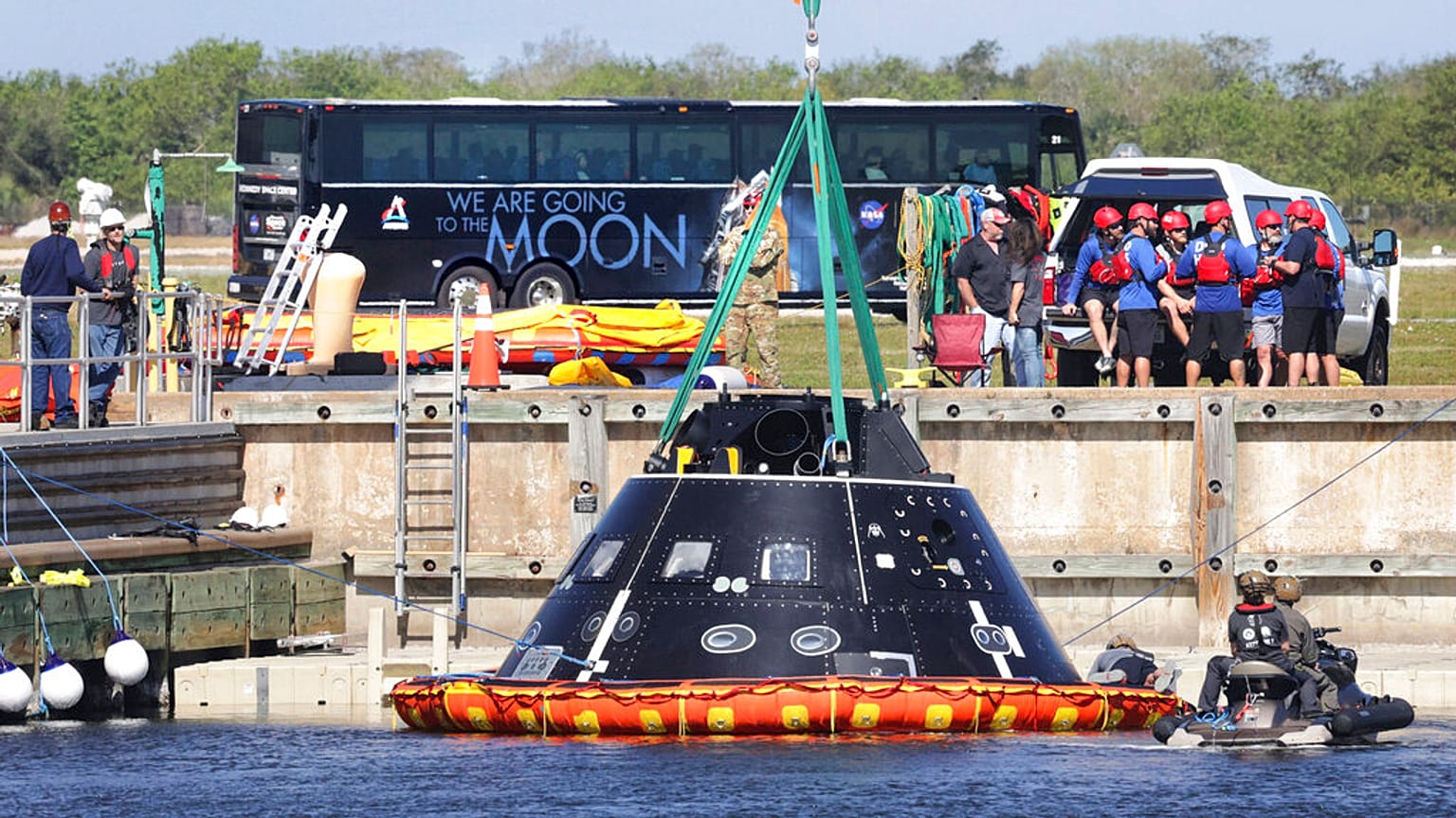 El equipo de recuperación de la tripulación Orión de la NASA junto a la cápsula de prueba durante un entrenamiento de la misión Artemis II, en Florida, el 6 de febrero de 2023