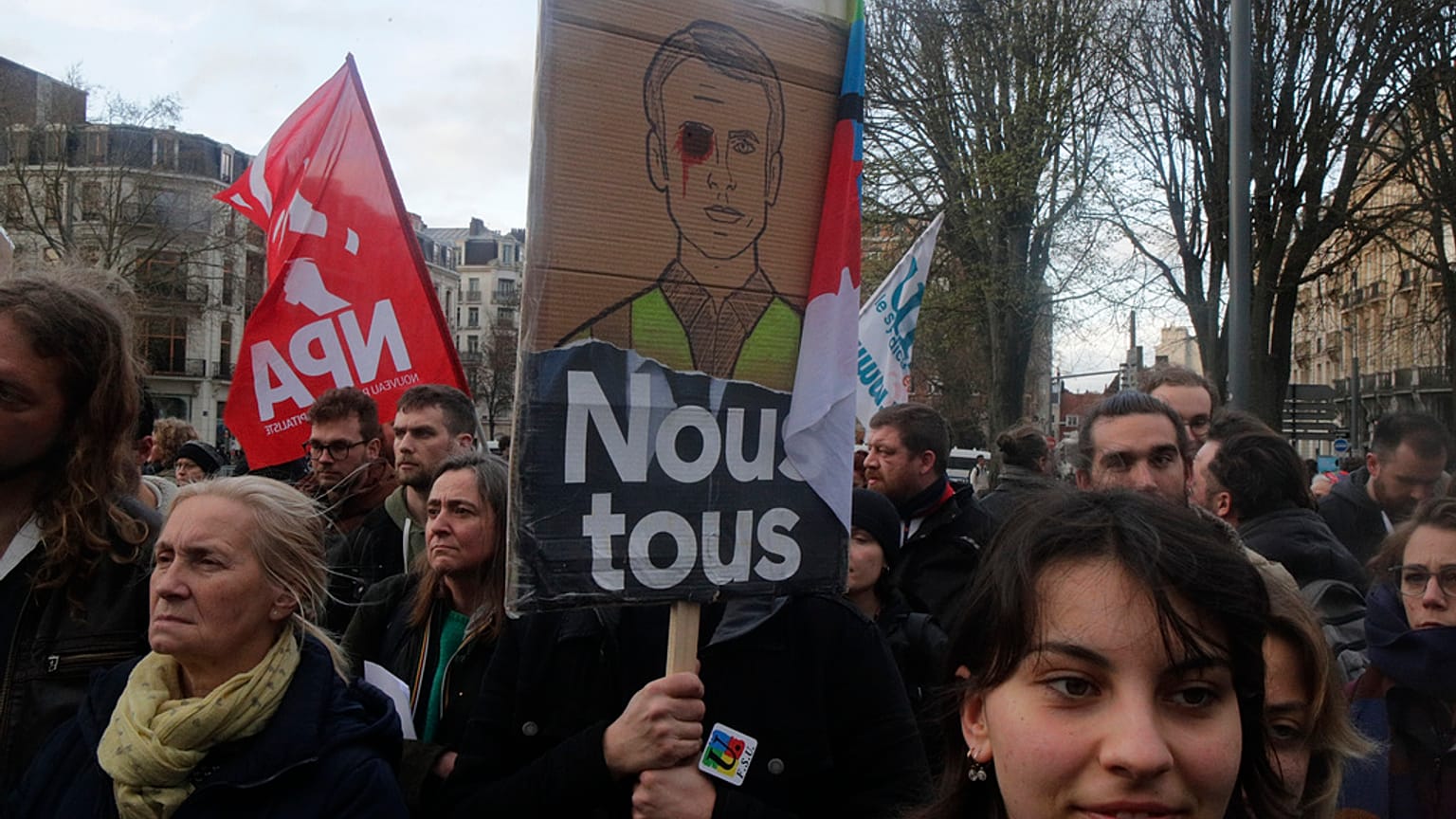 Demonstranten und Umweltaktivisten demonstrieren am 30. März 2023 in Lille gegen Polizeigewalt