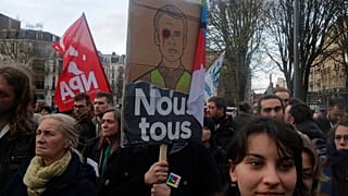 Demonstranten und Umweltaktivisten demonstrieren am 30. März 2023 in Lille gegen Polizeigewalt