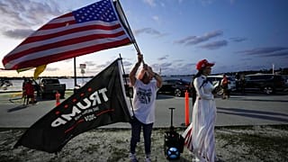 Supporters for former President Donald Trump near his Mar-a-Lago estate in Palm Beach, Fla. 30/03/2023