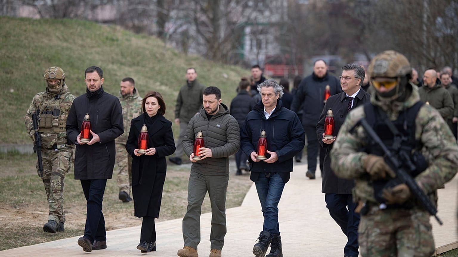 Volodymyr Zelensky à Boutcha entouré des dirigeants moldave, croate, slovène et slovaque