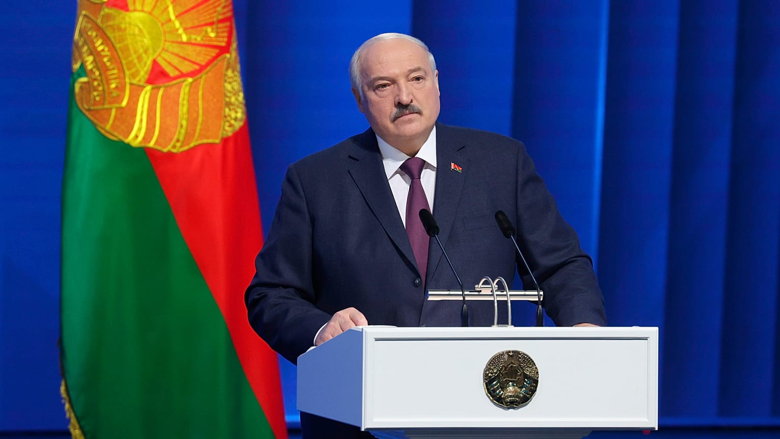 n esta foto facilitada por el Servicio de Prensa Presidencial de Bielorrusia, el Presidente bielorruso Alexander Lukashenko pronuncia un discurso sobre el estado de la nación 