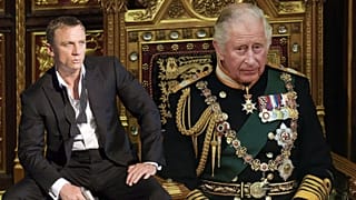 Агент 007 готовится перейти на службу Его Величества.